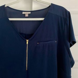roz&ali navy flowy tee with gold accents